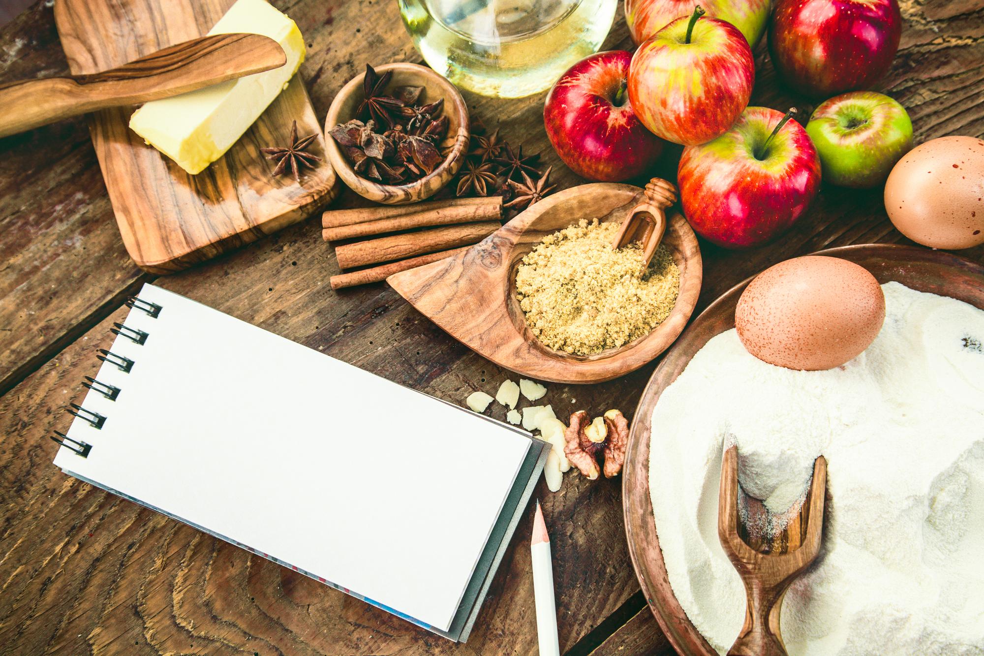 Banco di lavoro con ingredienti freschi e appunti